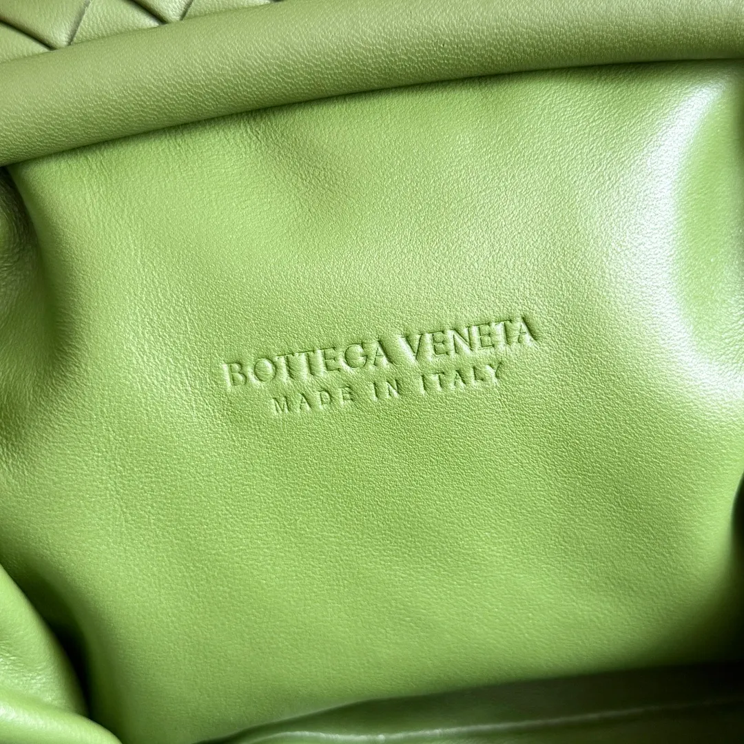 Batch 1880 BOTTEGA VENETA LAUREN 1980 small clutch bag is new! The small size that many people squat on is finally here. The self-adjustable zipper is a highlight of this bag. After being removed, it can be used as a handbag for important occasions. One bag unlocks two carrying methods at the same time. It is practical and has a unique sense of structure and beautiful lines. It is more elegant than a small cloud. It is a tribute to the classics and the pursuit of modernity. Style number: 804038 Size: 27*15*8cm